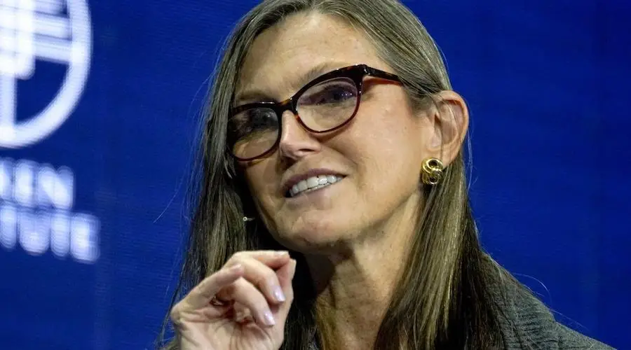 Кэти Вуд объявила биткоин защитой от «кризиса ИИ»0